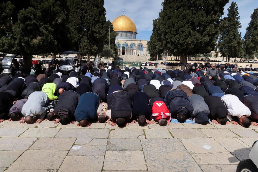 Israeli government withholds religious restrictions from Muslims during Ramadan despite tension (Photo: REUTERS/Sinan Abu Mayzer) מתפללים בהר הבית