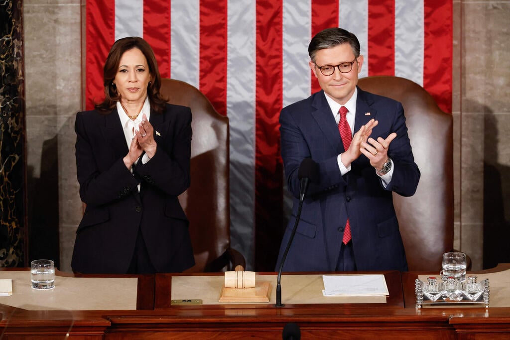 US Vice President Kamala Harris and House Speaker Mike Johnson (Photo: AFP) סגנית נשיא ארה"ב קמלה האריס ויו"ר בית הנבחרים מייק ג'ונסון מריעים לביידן כשהוא נכנס לאולם