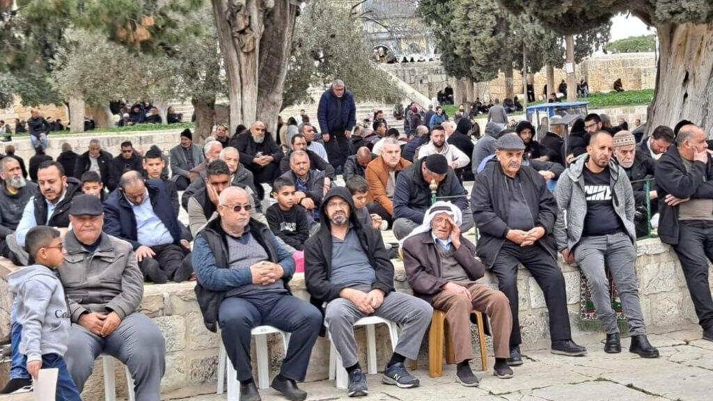 Worshippers at Temple Mount (Photo: Hassan Shalan) מתפללים במסגד אל אקצא לפני הרמדאן