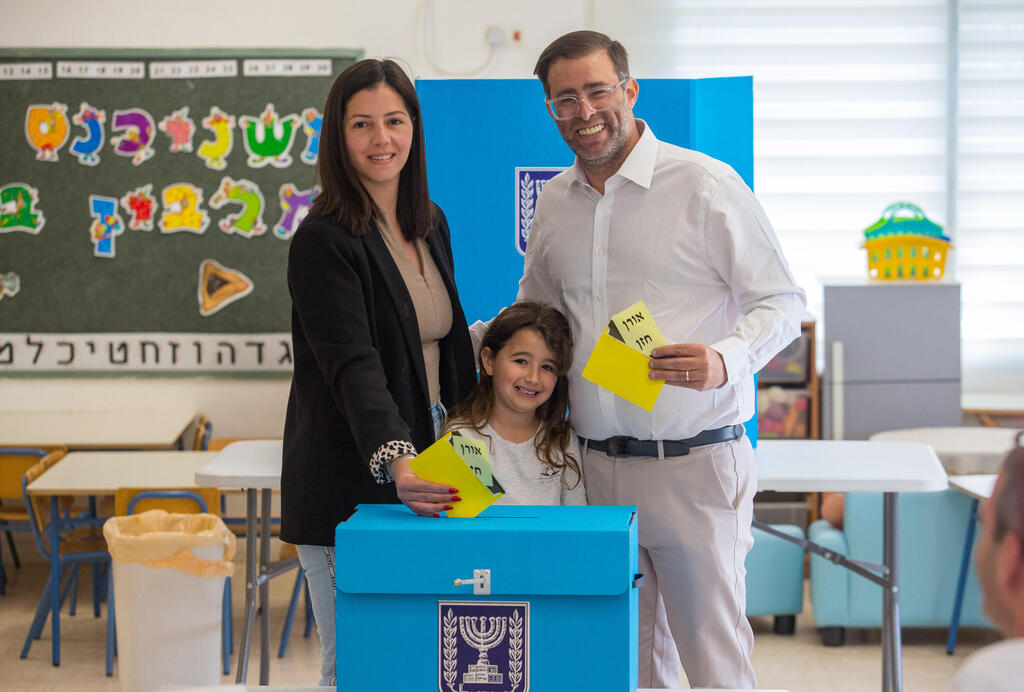 אורן חזן מצביע אתמול בסבב השני בבחירות (צילום: עידו ארז) סבב שני של בחירות לרשות המקומית באריאל