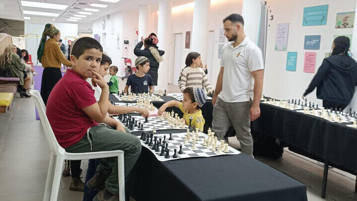 משחק שחמט במתנ"ס yk13835360