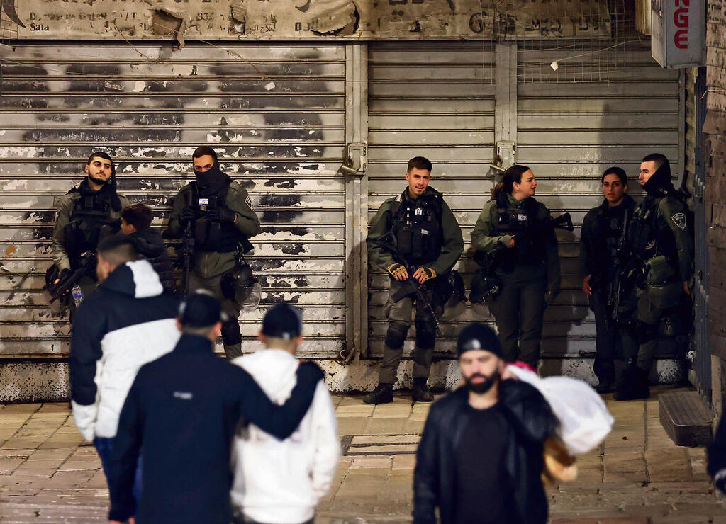 שוטרים שומרים על הסדר בעיר העתיקה, אתמול | צילום: עמית שאבי yk13835803