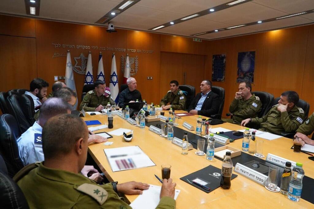 שר הביטחון יואב גלנט בפורום המטה הכללי של צה"ל (צילום: אריאל חרמוני, משרד הביטחון) שר הביטחון יואב גלנט בפורום המטה הכללי של צה"ל