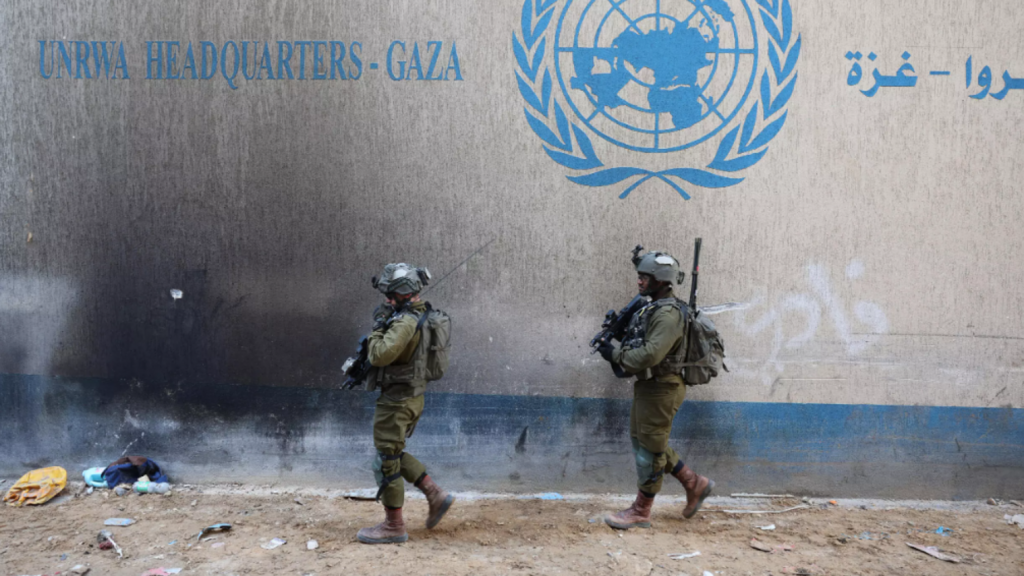 UNRWA headquarters in Gaza (Photo: JACK GUEZ / AFP) לוחמי צה"ל לצד סמל של אונר"א ברצועת עזה ארכיון