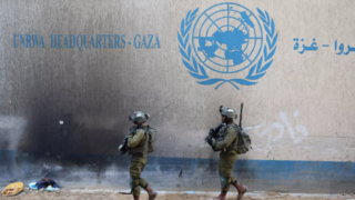 לוחמי צה"ל לצד סמל של אונר"א ברצועת עזה ארכיון