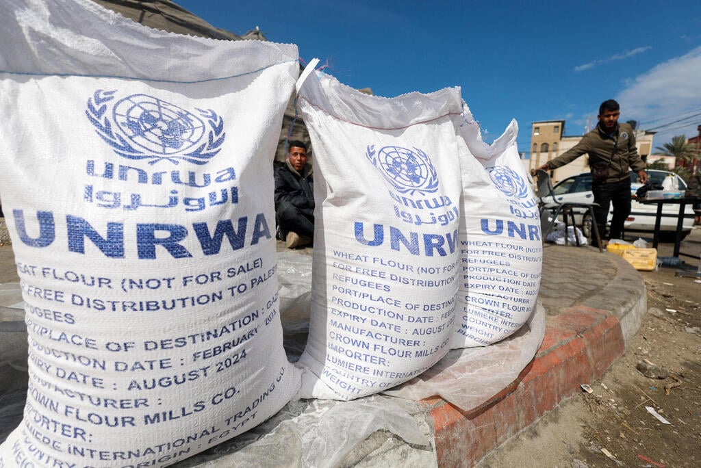 UNRWA flour sacks distributed in Gaza (Photo: Reuters/Mohammed Salem ) חלוקת שקי שק קמח של אונר"א ל פליטים ב רפיח רצועת עזה