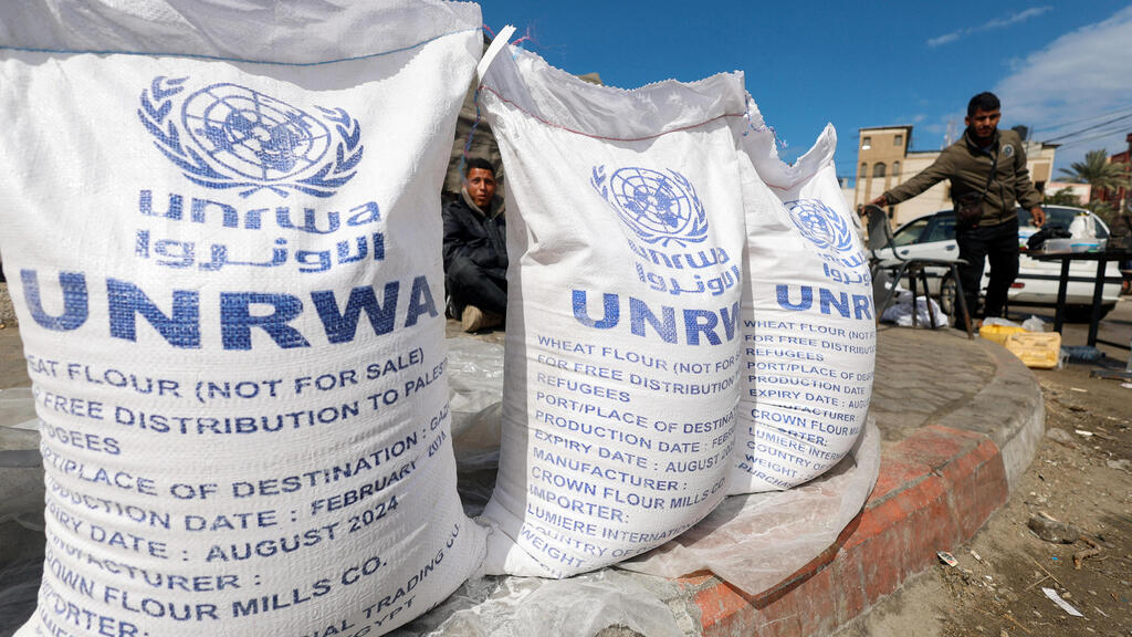 UNRWA supplies in Gaza (Photo: Reuters/Mohammed Salem) חלוקת שקי שק קמח של אונר"א ל פליטים ב רפיח רצועת עזה