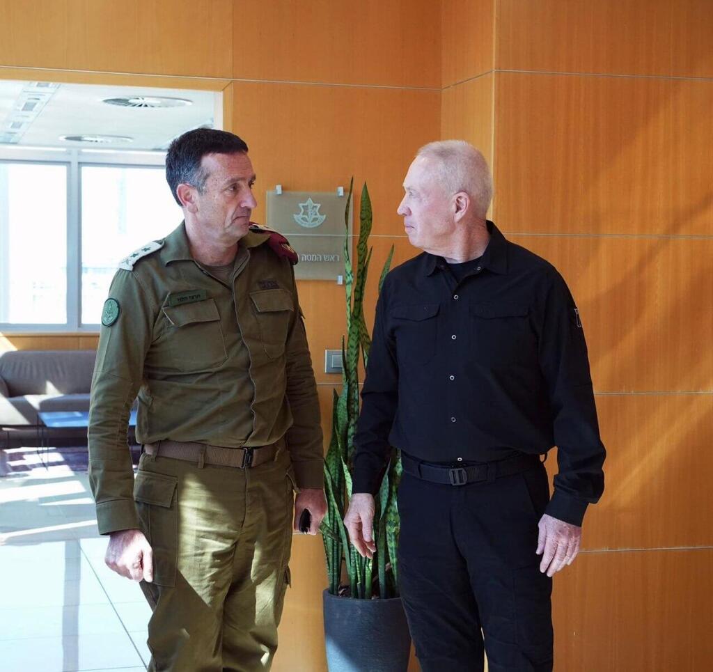 שר הביטחון יואב גלנט ביחד עם הרמטכ"ל (צילום: אריאל חרמוני, משרד הביטחון) שר הביטחון יואב גלנט בפורום המטה הכללי של צה"ל