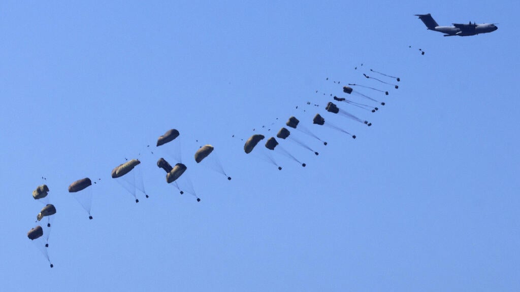 הצנחת הצנחה סיוע הומניטרי ב רצועת עזה