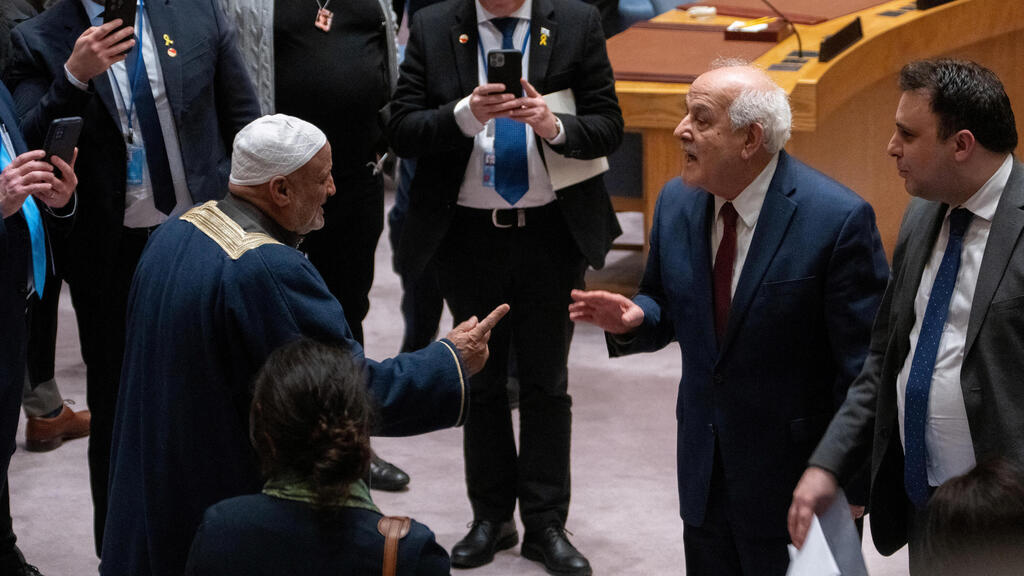 "לא יכול להיות שחמאס טוען שהוא מוסלמי - ולא רוצים להחזיר את אחי". אל-זיאדנה והשגריר הפלסטיני (צילום: REUTERS/David 'Dee' Delgado) עלי אלזיאדנה אח של יוסף ודודו של חמזה החטופים בעזה התעמת בתום הדיון במועצת הביטחון עם השגריר הפלסטיני באו"ם ריאד מנסור