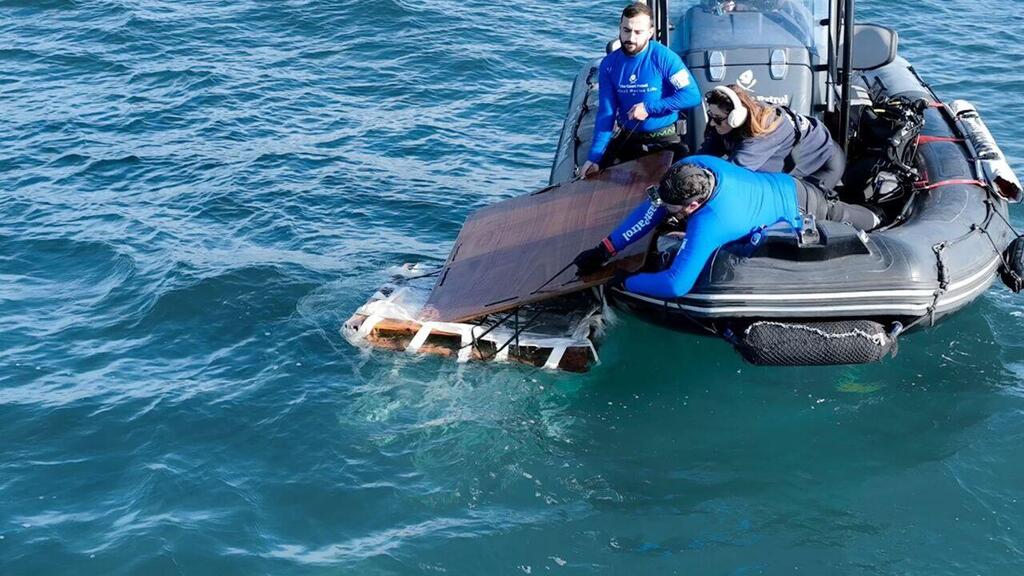 Aid airdropped for Gaza pulled out of the sea in Tel Aviv (Photo: Yuval orat) סיירת החוף מחלצת את מטען הסיוע לרצועת עזה מחופי תל אביב