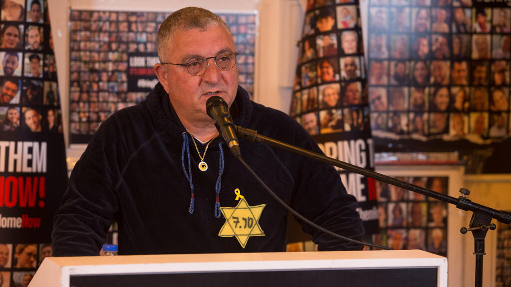 אלגרט, עם הטלאי הצהוב: "מתחנן שיפגשו אותי" (צילום: עידו ארז) דני אלגרט אחיו של איציק ז״ל
