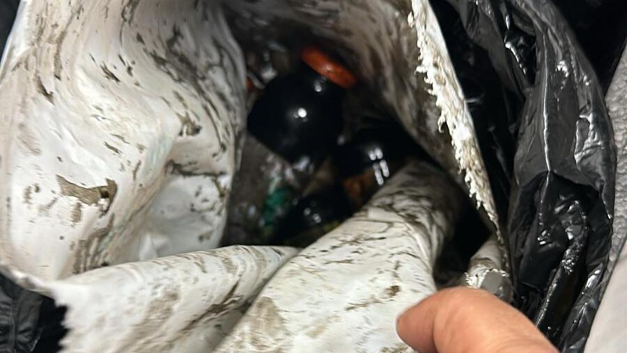 בקבוקי התבערה שנתפסו בידי המחבלים (צילום: דוברות המשטרה) בקבוקי תבערה שנתפסו אצל המחבלים באזור ירושלים