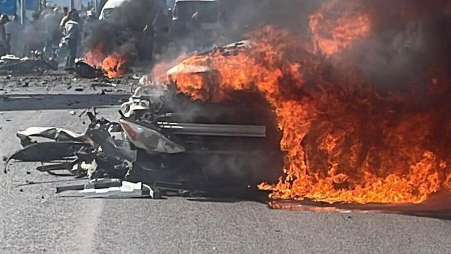 הרכב שהותקף באזור צור. דיווחים על לפחות הרוג אחד כתב אל-מנאר מדווח כי כטבמ תקף רכב בכביש צור-א-נאקורה