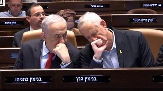 בנימין נתניהו ובני גנץ בהצבעה על התקציב במליאת הכנסת