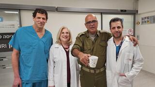 מוטי בן לולו שסבל מתסמונת רעד בידיים עם הצוות