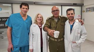 מוטי בן לולו שסבל מתסמונת רעד בידיים עם הצוות