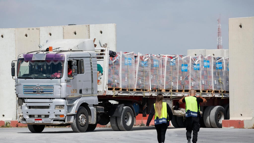 Truck delivering aid at the Kerem Shalom border crossing into Gaza (Photo: Carlos Garcia Rawlins / Reuters) משאיות סיוע הומניטרי במעבר כרם שלום