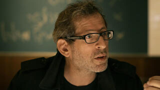 "דניאל אויערבאך" מציג באופן מבריק את הלימבו שנמצא בו חרדי שיצא בשאלה