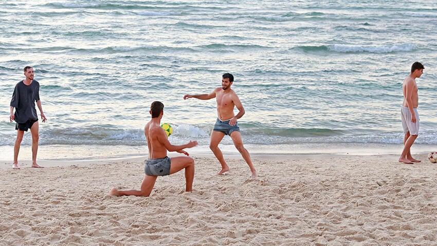 מבלים בחוף הים בתל אביב בשרב בחודש שעבר (צילום: דנה קופל) מבלים בחוף הים בתל אביב בשרב