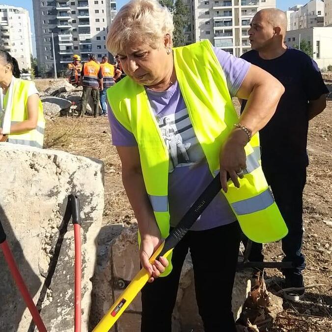 בכור באחת מפעולות ההתנדבות למען תושבי הצפון. "לעולם לא אפסיק להתנדב כדי שיהיה פה טוב יותר" בכור באחת מפעולות ההתנדבות למען תושבי הצפון. "לעולם לא אפסיק להתנדב כדי שיהיה פה טוב יותר"