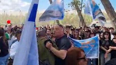 אייל אשל אבא של רוני אשל התפרץ על מפקד גדוד 414 נשר אופיר אברם צעדת תצפיתניות עוטף עזה