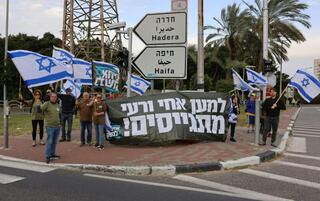 פעילי אחים לנשק מפגינים למען שיוויון בגיוס בצומת רעננה