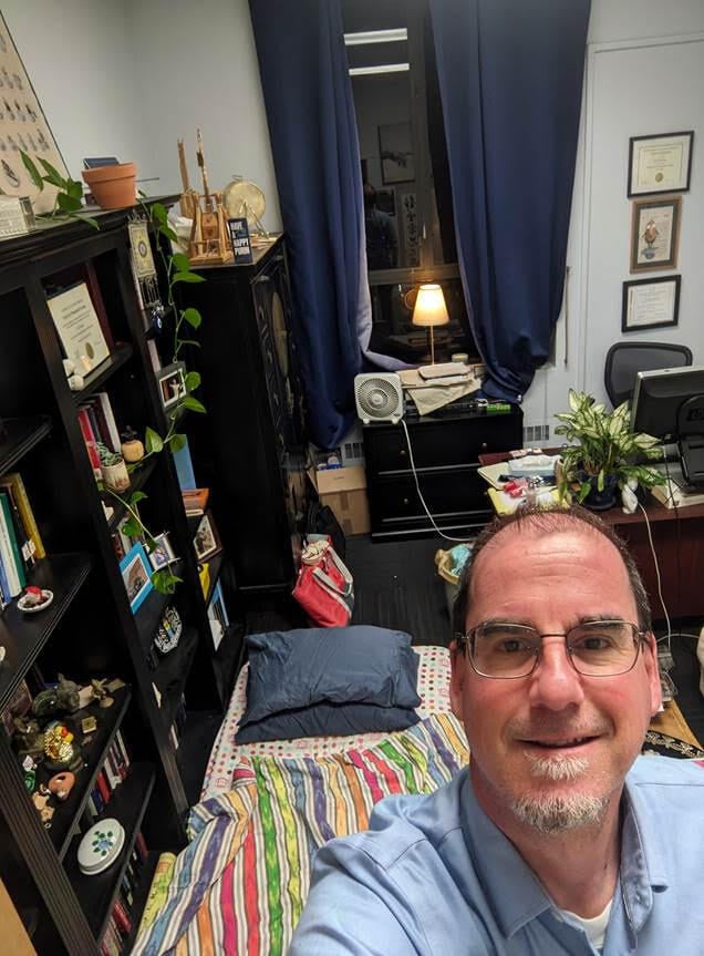 Prof. Ron Hassner in his office (Photo: Prof. Ron Hassner) נשאר לישון בחדרו. פרופ' האסנר