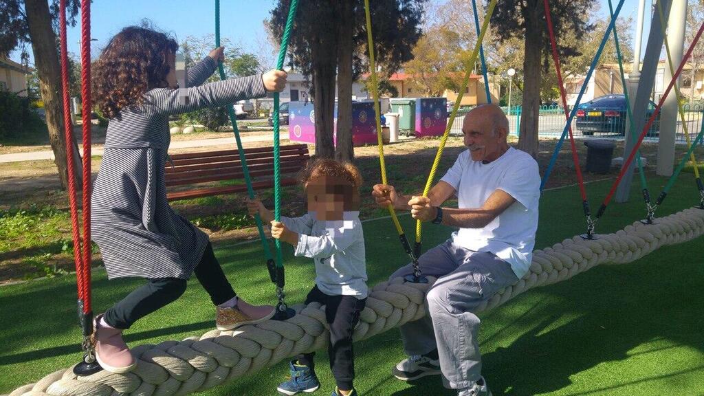 שלמה מנצור עם הנכדים (באדיבות המשפחה) שלמה מנצור