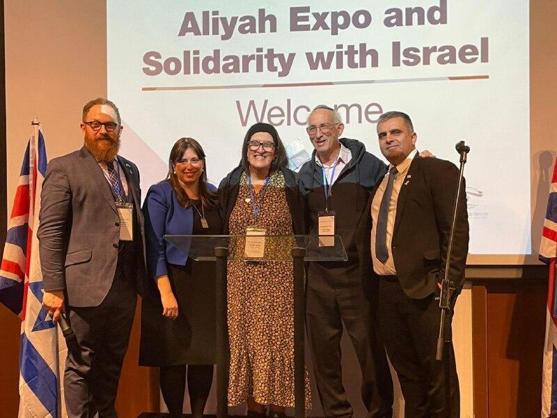 השר סופר (ראשון מימין) והשגרירה חוטובלי (שנייה משמאל) עם הוריו של סמל נתנאל יאנג ז"ל שנפל במלחמה (במרכז התמונה) השר סופר (ראשון מימין) והשגרירה חוטובלי (שנייה משמאל) בירידה בלונדון