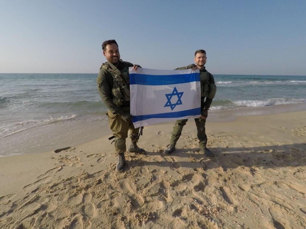 דניס והדגל (באדיבות המשפחה ) דניס יקימוב ז"ל