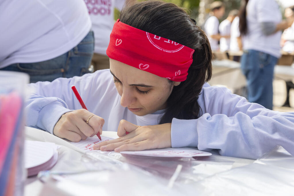 עשרות מתנדבים אורזים משלוחי מנות לנזקקים במסגרת אירוע של עמותת סח"י בפתח תקווה 