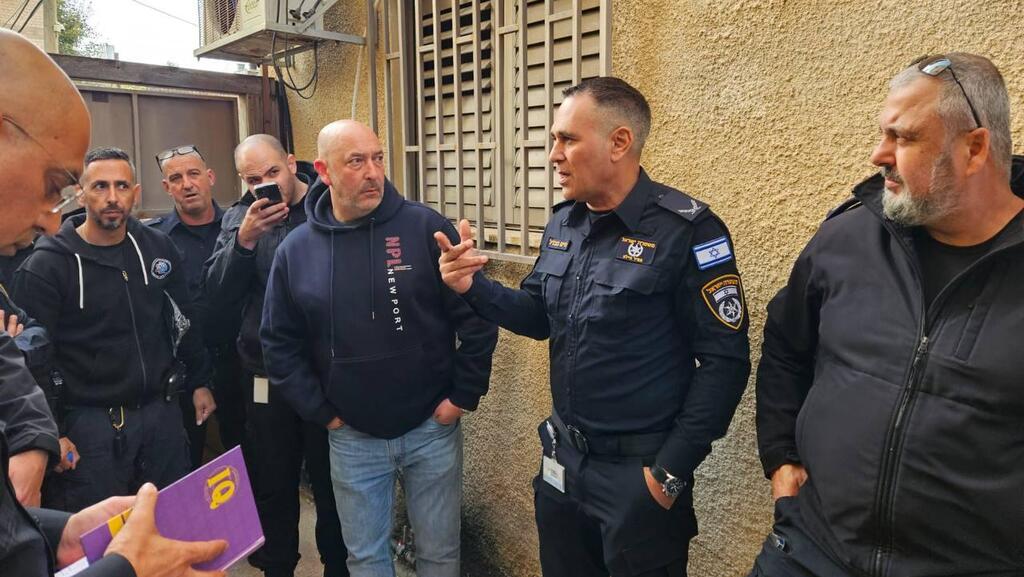 השוטרים בזירת הרצח בתל אביב (צילום: דוברות המשטרה) השוטרים בזירת הרצח בתל אביב