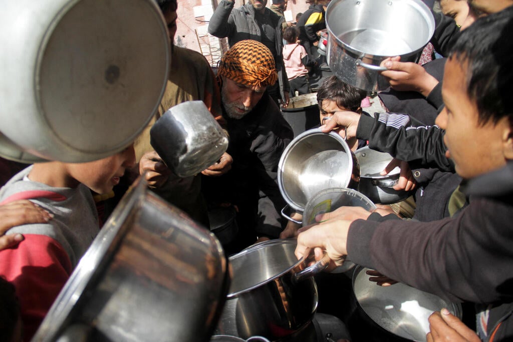 Food distribution in northern Gaza's Jabaliya (Photo: REUTERS/Mahmoud Issa) פלסטינים מתאספים לקבל מזון בג'באליה