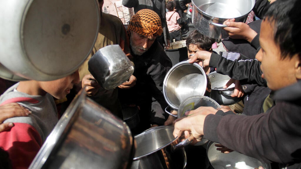 Palestinians drop in the ratings. Refugees in Gaza (Photo: REUTERS/Mahmoud Issa) פלסטינים מתאספים לקבל מזון בג'באליה