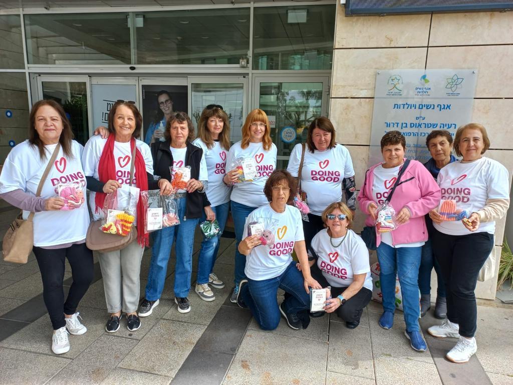 קהילת סורגות של מתנ"ס נהריה מפנקות תינוקות בפגייה עם בובות תמנון וכובעי צמר