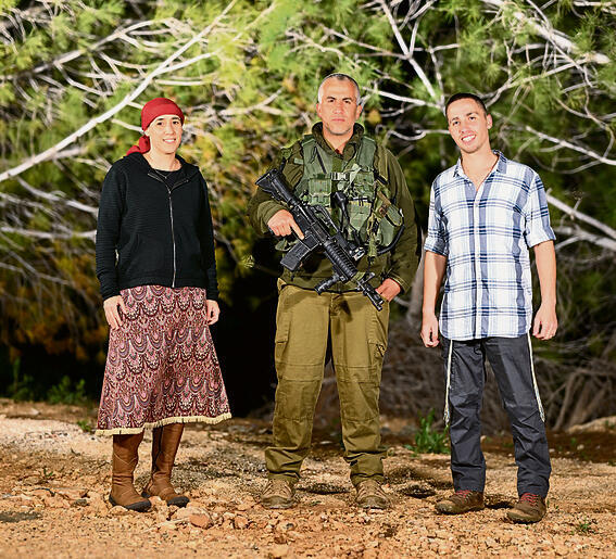 איתיאל זוהר, מנחם קלמנזון ושלומית, אלמנתו של אלחנן קלמנזון (צילום: זיו שרעבי) yk13848862