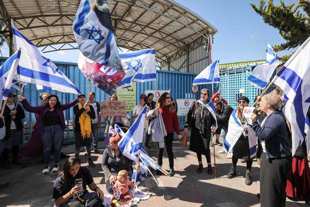 Photo: AHMAD GHARABLI / AFP מחאה מול משרדי אונר"א בירושלים