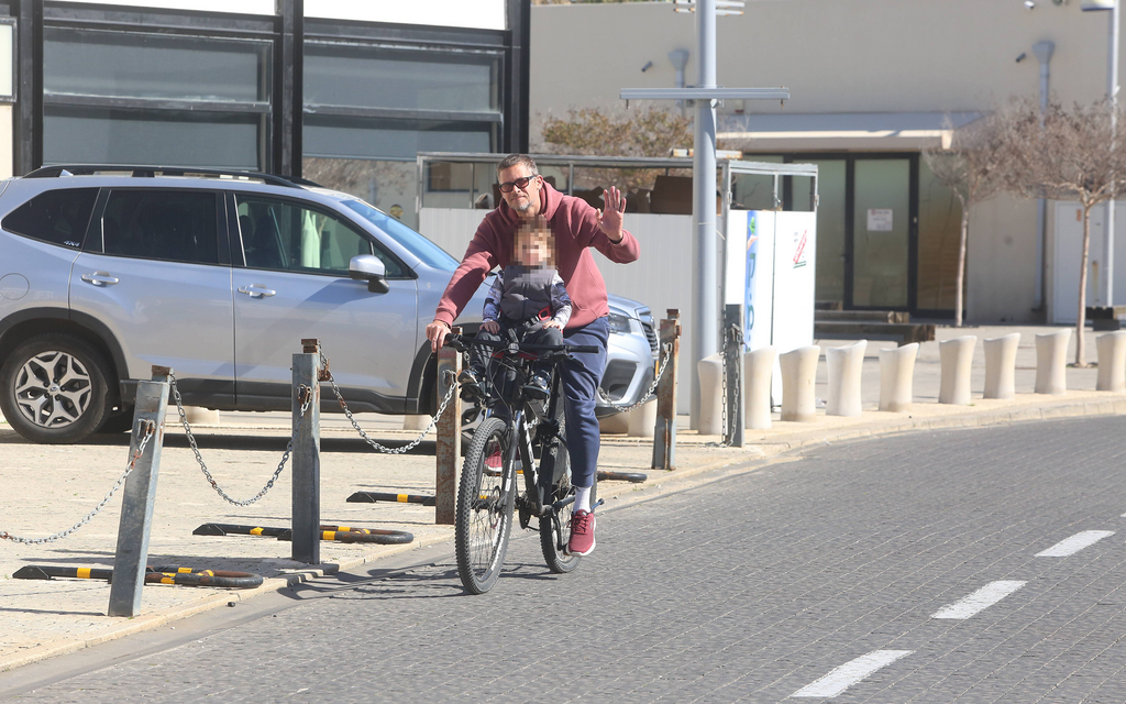 מתי עוברים לחלק של השחייה? (צילום: מוטי לבטון) פפראצי איתן אורבך