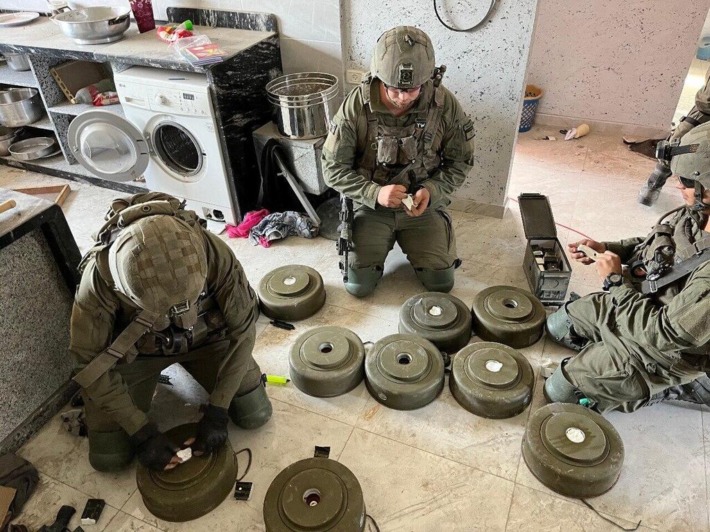 "בבית עם תינוק חדש, או בתוך חאן יונס - אלה בערך אותן שעות שינה". עם לוחמי גדוד 82 (צילום: יעל צ'כנובר) יעל צ'כנובר הצטרפה ללוחמים בעזה