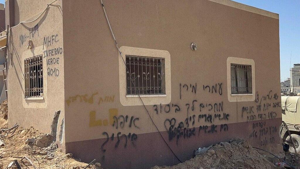 קירות המבנים באזור מכוסים כתובות גרפיטי - בעיקר השארת סימן לחטופים (צילום: יעל צ'כנובר) יעל צ'כנובר הצטרפה ללוחמים בעזה