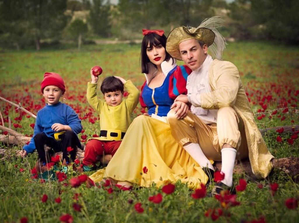 אוקיי, חסרים פה כמה גמדים. שיר אלמליח, בן הזוג דותן והילדים (צילום: טאקו פישר) פורים 2024