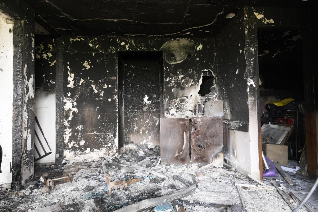 Home in Metual hit by a Hezbollah anti-tank missile (Photo: Amir Levy/Getty Images) ההריסות במטולה לאחר תקיפות חיזבאללה מלבנון
