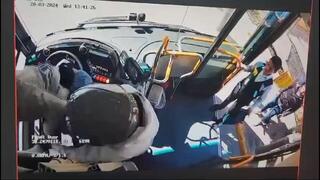 תיעוד: גבר תוקף נהג אוטובוס בירושלים
