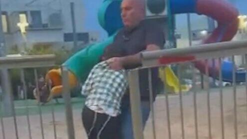 תועד גורר ילד בביתר עלית ומנסה להכניס אותו בכוח לתוך האוטובוס