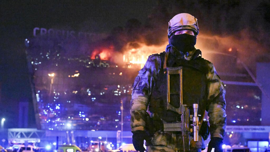 Fire rages after Friday's deadly terror strike in Moscow (Photo: Dmitry Serebryakov / AP) בניין אולם קונצרטים רוסיה ליד מוסקבה ירי פיצוץ