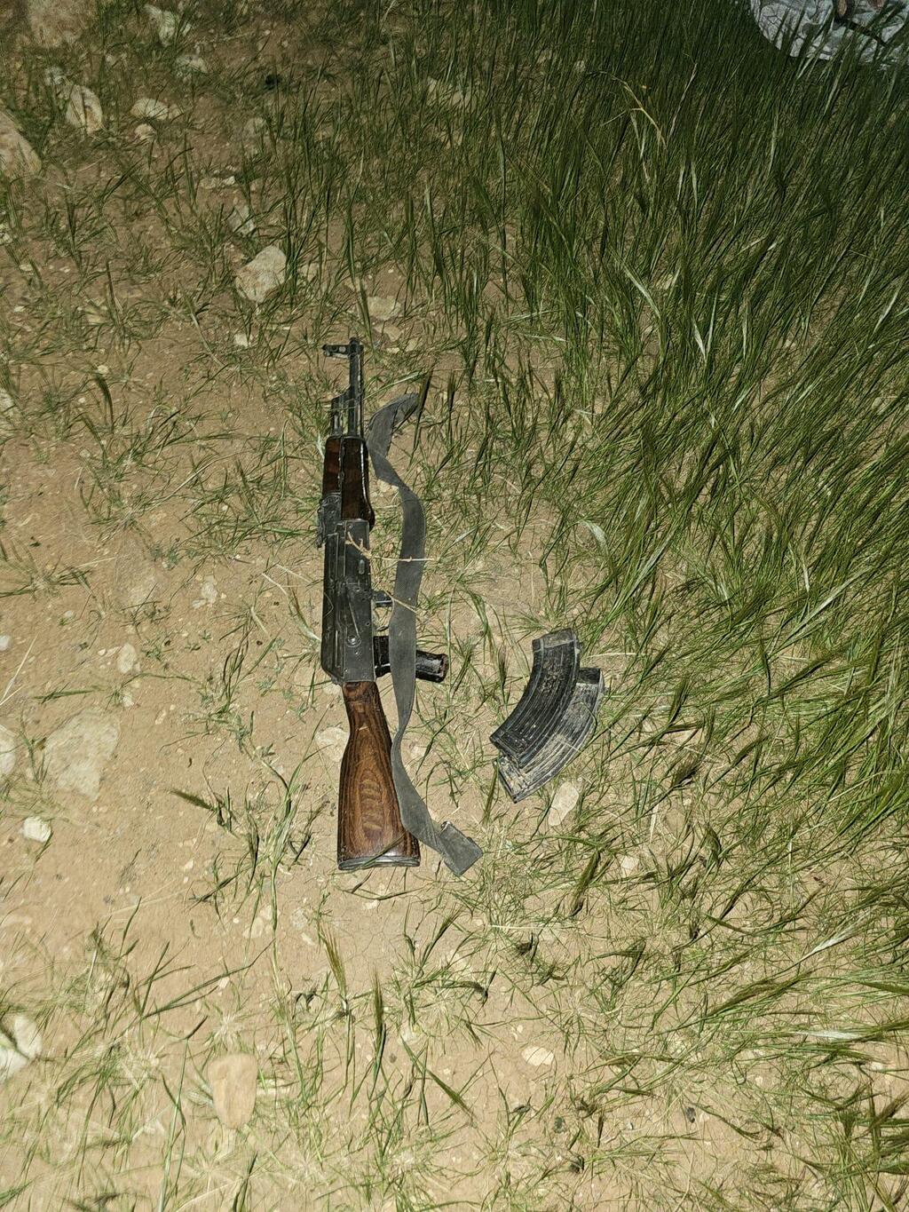Weapon seized by security forces near the Petza'el settlement (Photo: IDF Spokesperson's Unit) לפני זמן קצר נעצרו על ידי רכז הביטחון ביישוב פצאל שני חשודים חמושים בנשק מסוג קלאצ'ניקוב.
