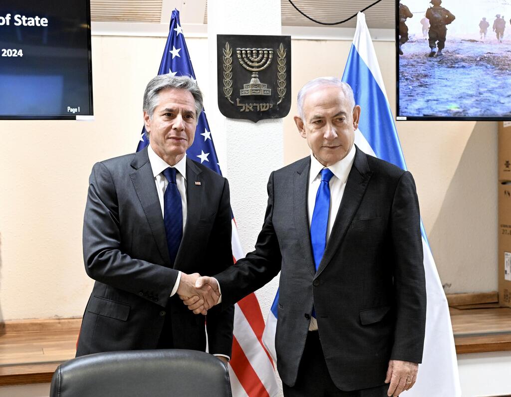 בלינקן וראש הממשלה בנימין נתניהו בקריה בתל אביב (צילום: David Azagury, US Embassy Jerusalem ) מזכיר המדינה האמריקאי אנתוני בלינקן נפגש עם חברי קבינט המלחמה הישראלי בבסיס הקריה בתל אביב