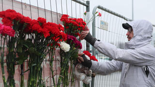 פרחים לזכר הנרצחים סמוך לזירת הפיגוע