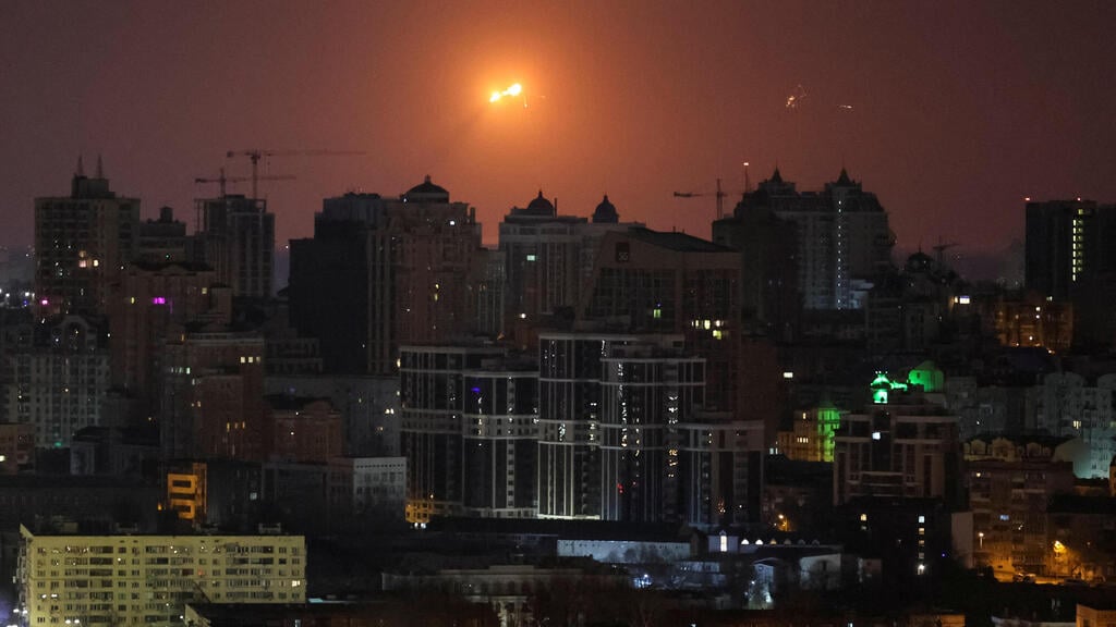 Russian missiles, drones target Ukraine on Sunday (Photo: Gleb Garanich / Reuters) פיצוצים בשמי קייב אוקראינה במהלך מתקפה של טילים ו כטב"מים של רוסיה